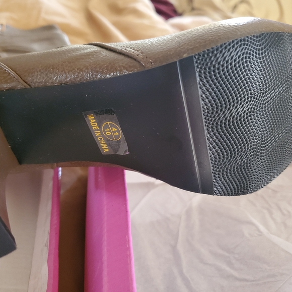 Brown zipper accent boots - Picture 2 of 2